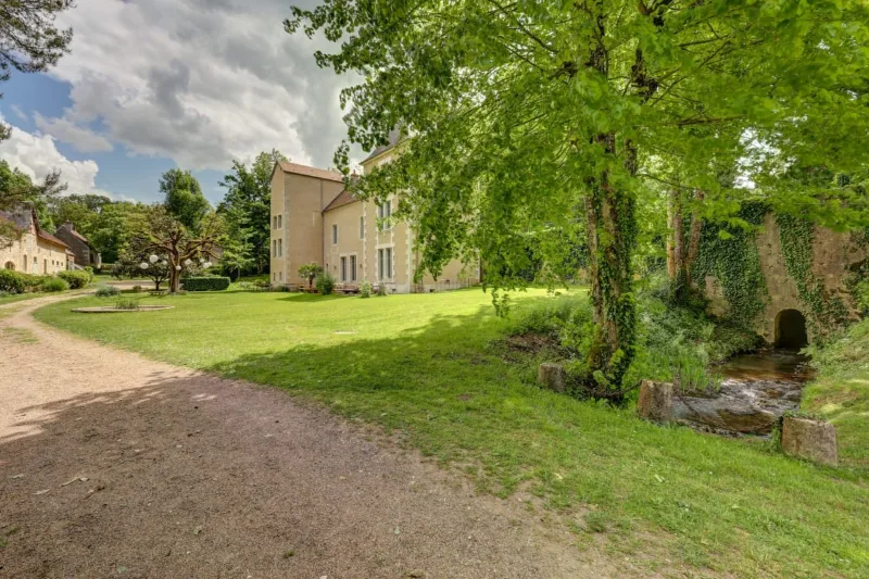 Maisons de pierre du hameau historique des Forges de la Vache entourées de nature en Nièvre