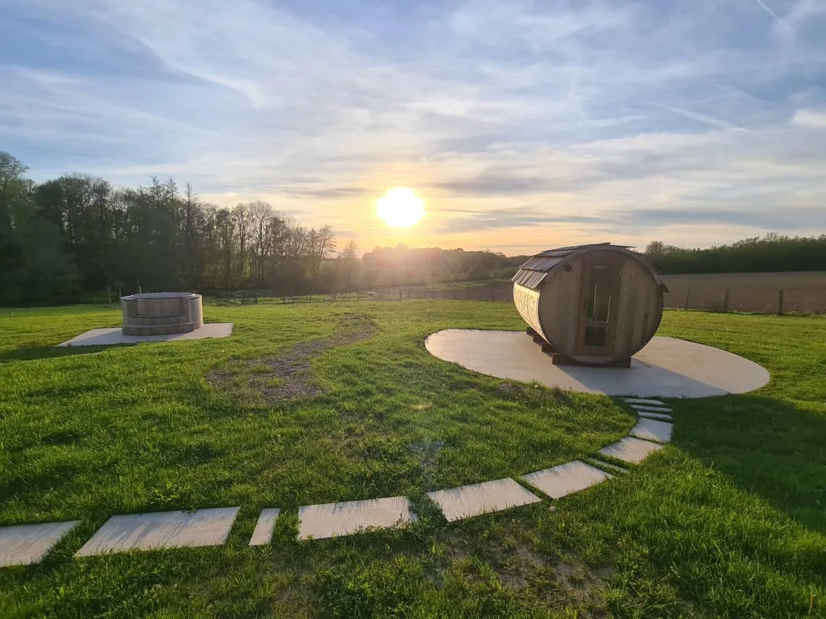 Bain scandinave en bois avec jets massants au Domaine des Forges de la Vache, disponible toute l'année