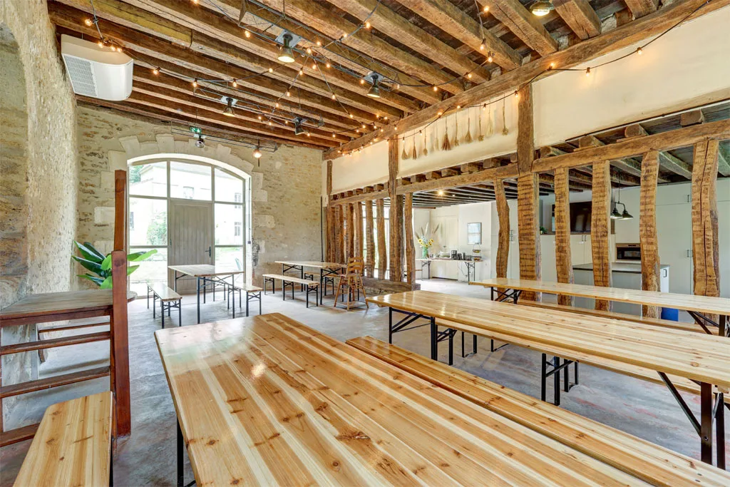 Grande salle de réception du Domaine des Forges de la Vache pouvant accueillir jusqu'à 110 personnes