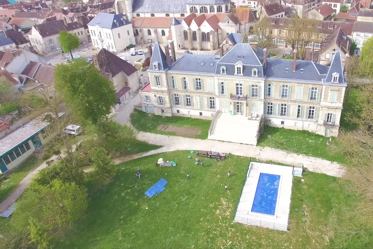 Gîte de groupe Château de l'Armançon à Brienon-sur-Armançon — Façade en pierre du Château de l'Armançon avec son parc arboré d'un hectare à Brienon-sur-Armançon, capacité 10 personnes