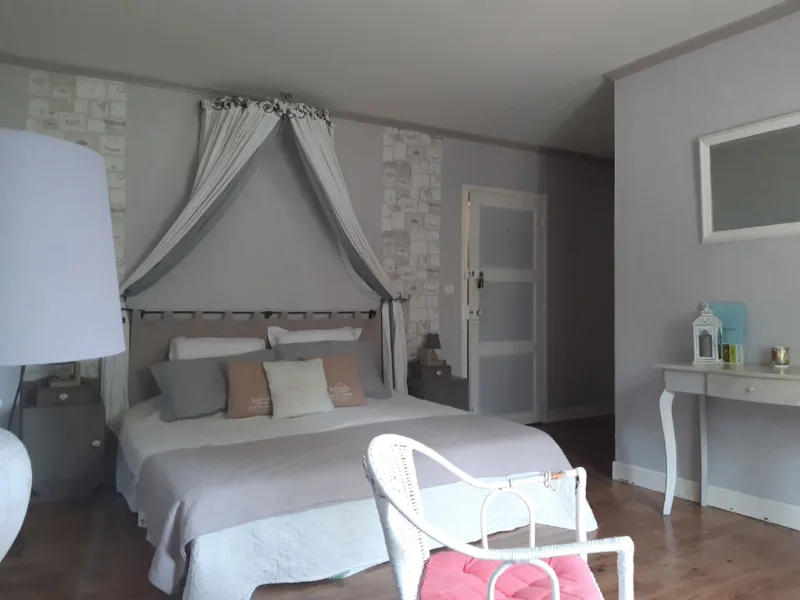 Chambre double du Grand Gîte avec lit king size et décoration soignée