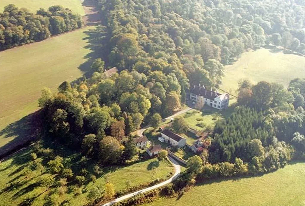 Gîte de groupe Domaine du Val Bruant - Grand Gîte à Arc-en-Barrois — Vue aérienne du Domaine du Val Bruant et son parc de 32 hectares clos de murs à Arc-en-Barrois, capacité 10 personnes