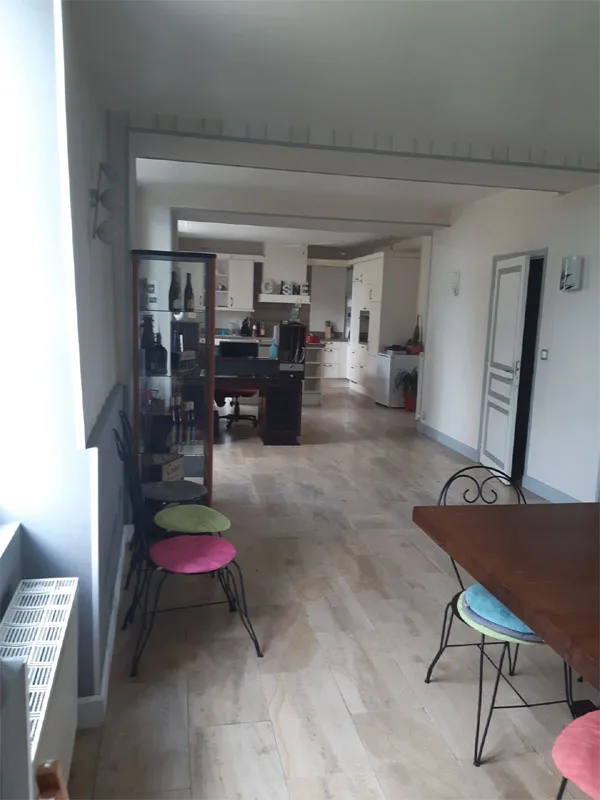 Cuisine équipée du Grand Gîte ouverte sur la grande pièce de vie de 110 m²