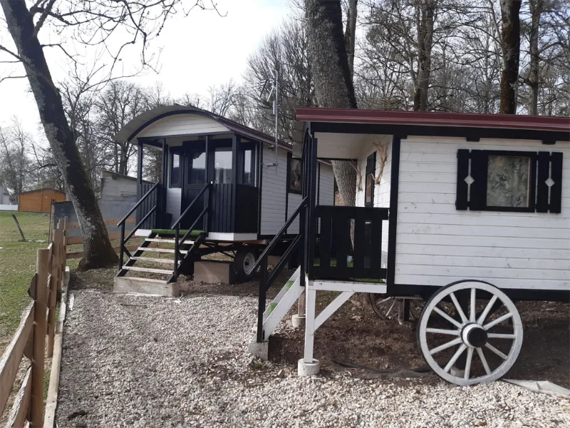 Roulotte insolite dans le parc du domaine, hébergement original pour petits groupes