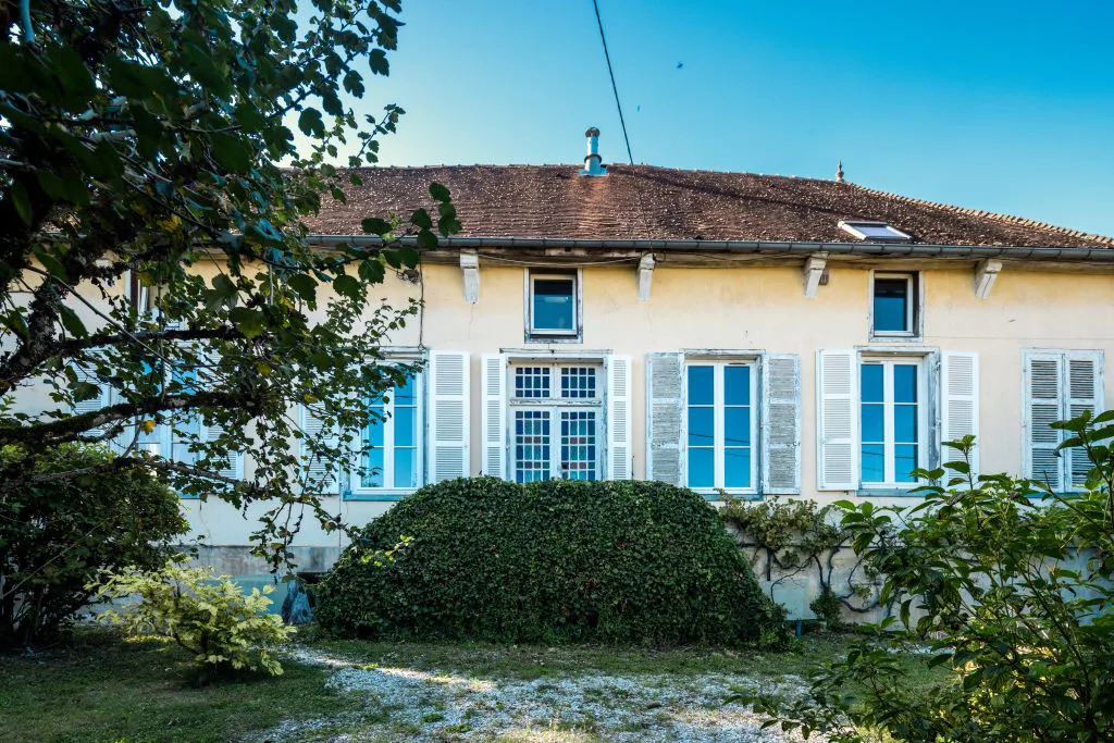 Vue extérieure de la propriété de 5 600 m² avec ses trois maisons indépendantes