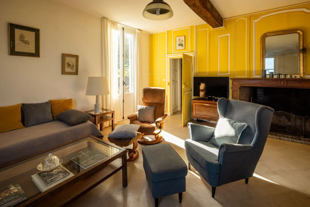domaine avec mobilier de plein air et vue dégagée