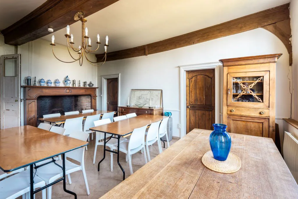 Espace de vie intérieur avec canapés, cheminée et billard au Gîte de Saint Phal