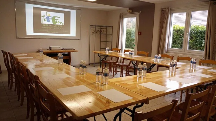 Salle de séminaire du Gîte la Tuffière équipée d'un vidéoprojecteur pour 17 personnes