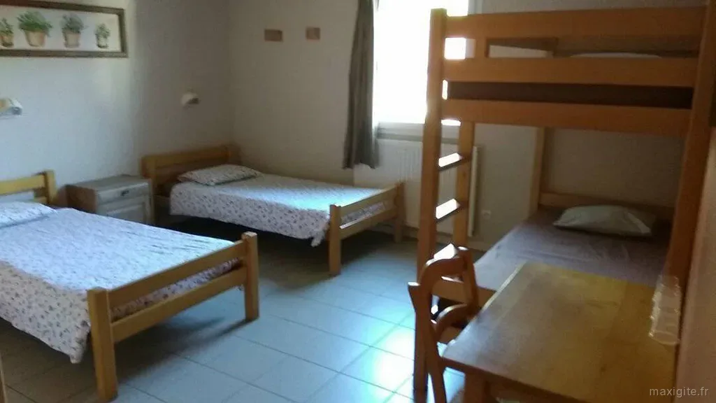 Chambre du Gîte la Tuffière avec salle d'eau privative dans la bâtisse comtoise