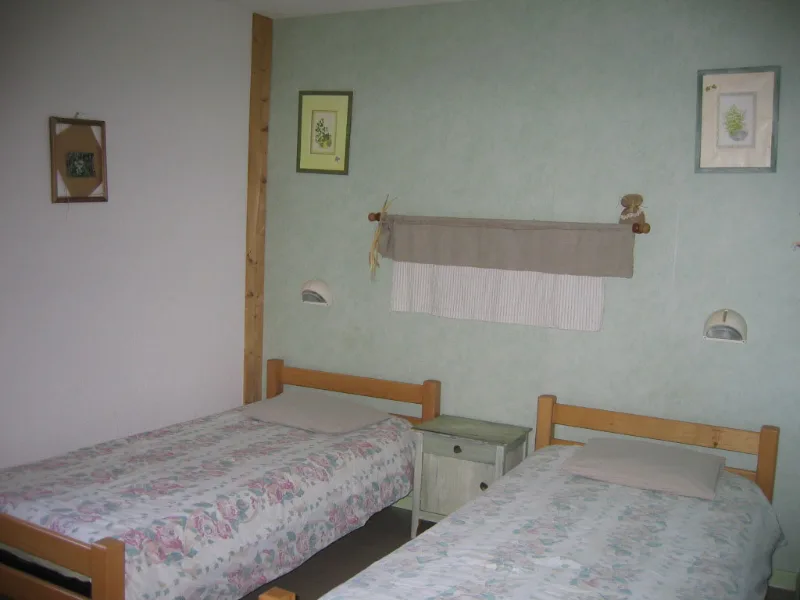 Chambre du Gîte la Tuffière avec salle d'eau privative dans la bâtisse comtoise