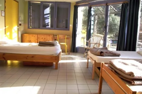 Chambre avec 7 lits superposés et verrière lumineuse
