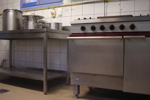 Gazinière et cuisine équipée avec plan de travail