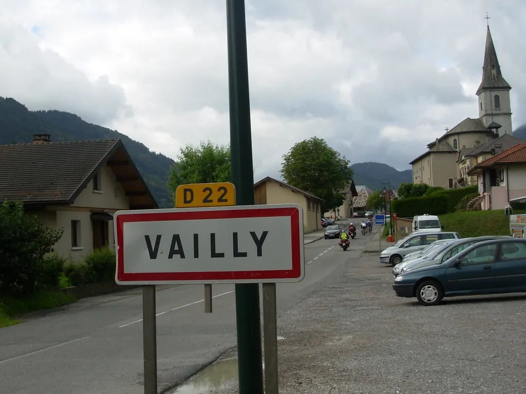 Panneau d entree du village de Vailly sur la D22, clocher d eglise et maisons avec montagnes en arriere-plan