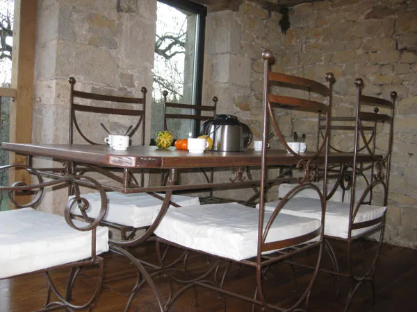 Salon convivial avec canapés et cheminée dans le gîte de quinze personnes