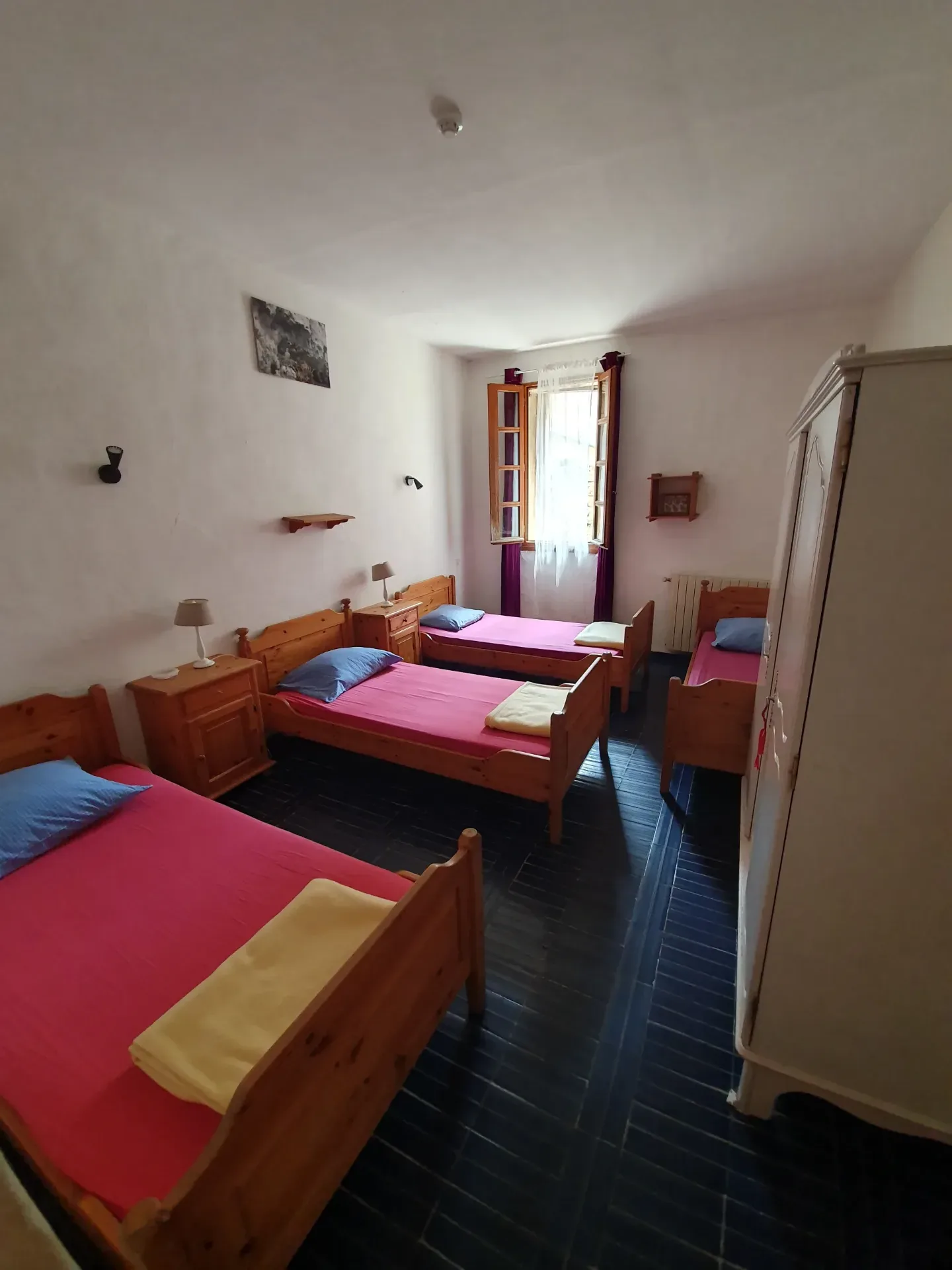 Gîte de groupe L'Aire de la Séranne à Saint Jean de Buèges — Hambre à 4 lits, capacité 17 personnes