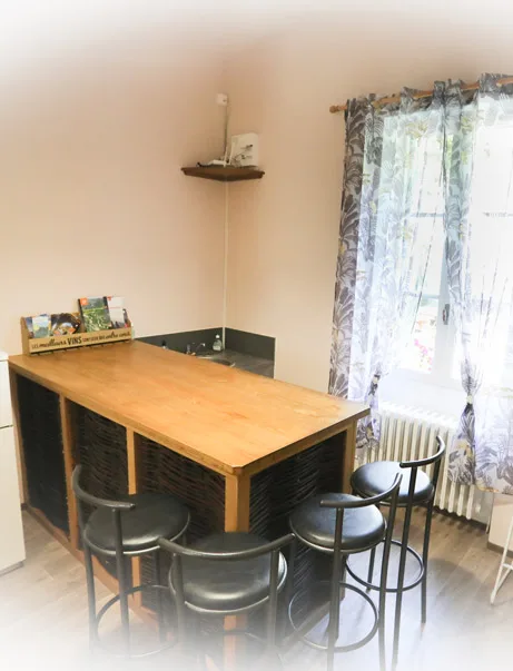 Espace bureau avec plan de travail en bois et rangements près de la fenêtre