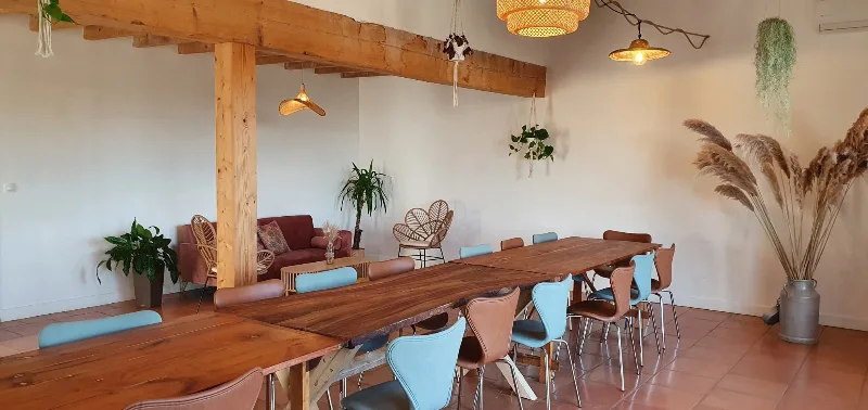 Cuisine équipée avec îlot central en granit, murs jaunes, crédence en carrelage coloré et hotte aspirante