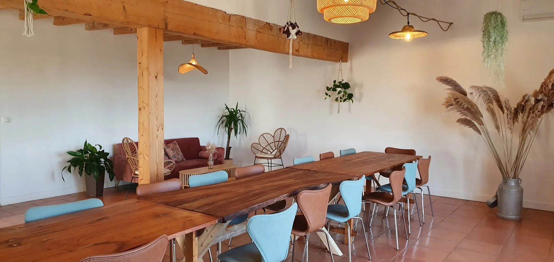Cuisine équipée avec îlot central en granit, murs jaunes, crédence en carrelage coloré et hotte aspirante