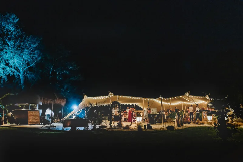 Vue nocturne du domaine illuminé avec guirlandes lumineuses et ambiance festive en soirée