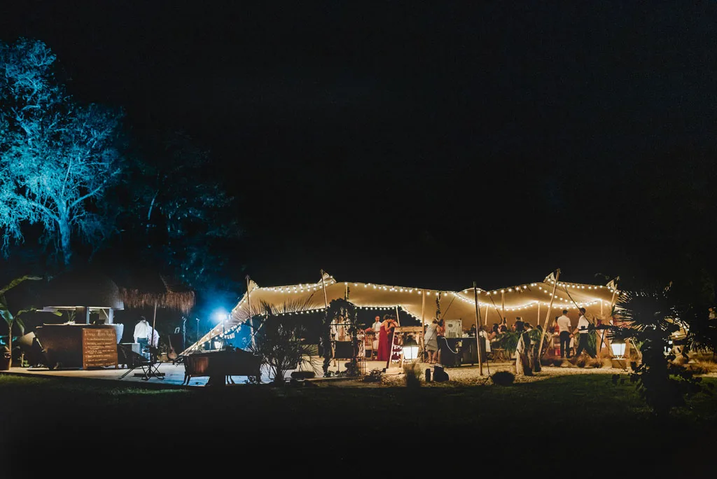 Vue nocturne du domaine illuminé avec guirlandes lumineuses et ambiance festive en soirée