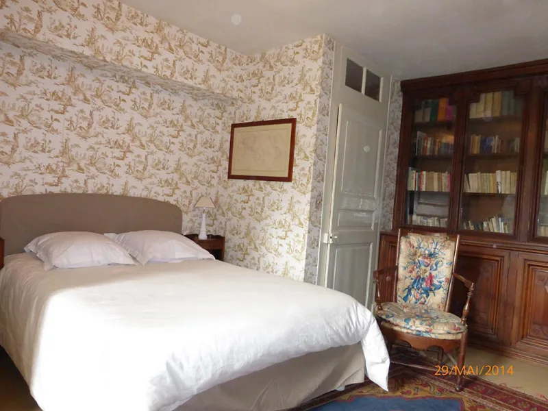 Chambre avec vue sur le parc et mobilier classique en bois, literie confortable