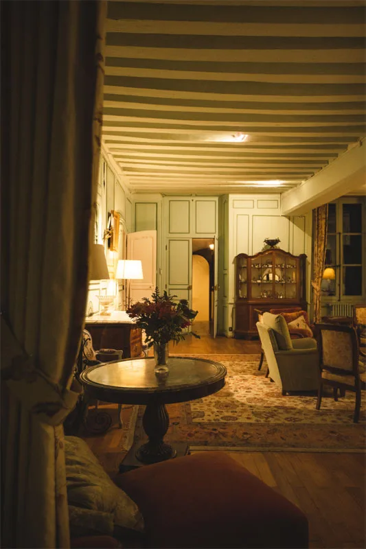 Chambre double du château avec lit ancien, murs en pierre et décoration de charme