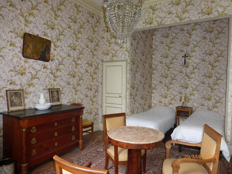 Terrasse extérieure avec salon de jardin pour profiter du cadre paisible du domaine