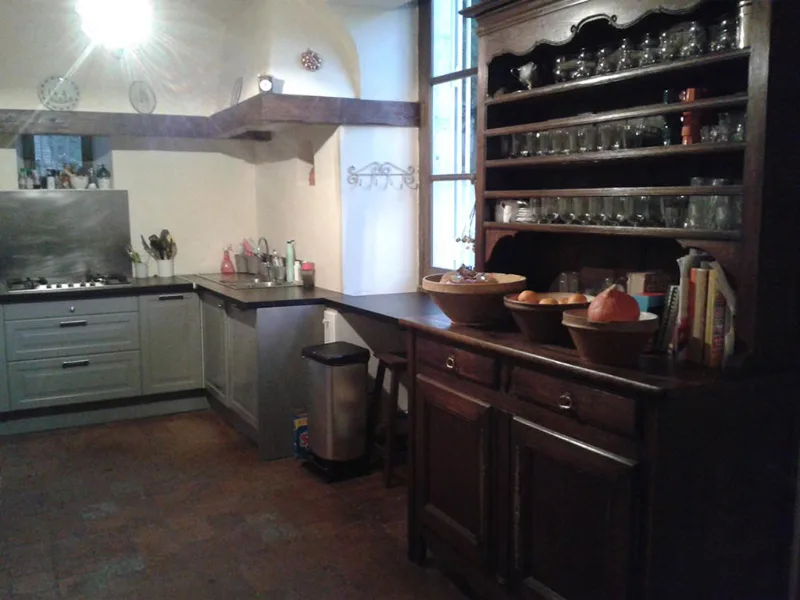 Cuisine équipée du château avec meubles en bois et équipements modernes pour les groupes