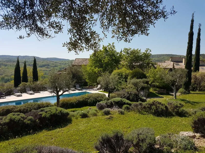 Terrasse privative avec lavande en pot et mobilier de jardin face au paysage vallonné