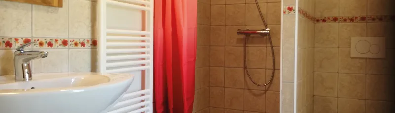 Espace intérieur avec rideaux rouges et boiseries, ambiance chaleureuse et montagnarde