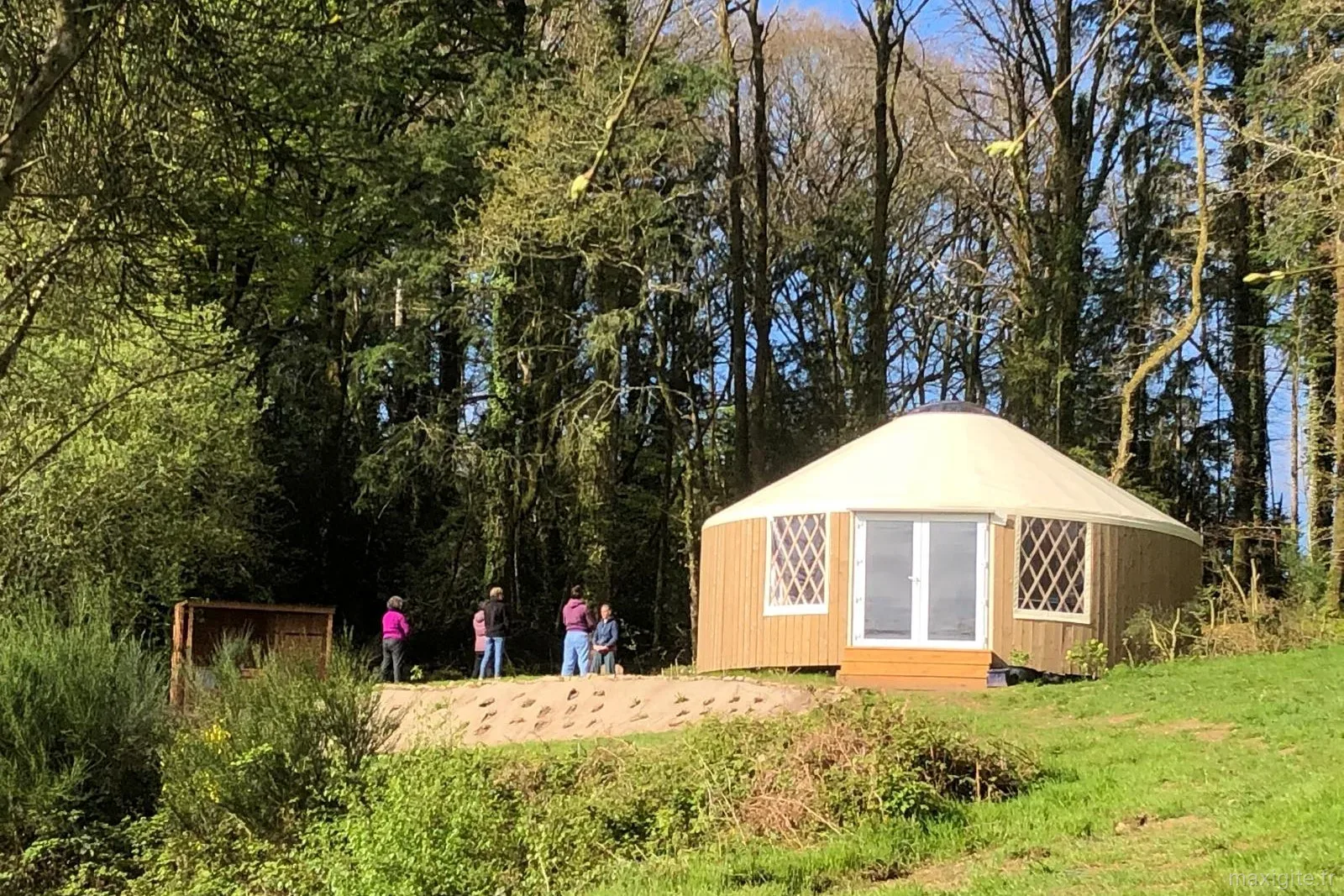 Yourte commune de 50 m² en lisière de forêt, espace de rassemblement pour le groupe