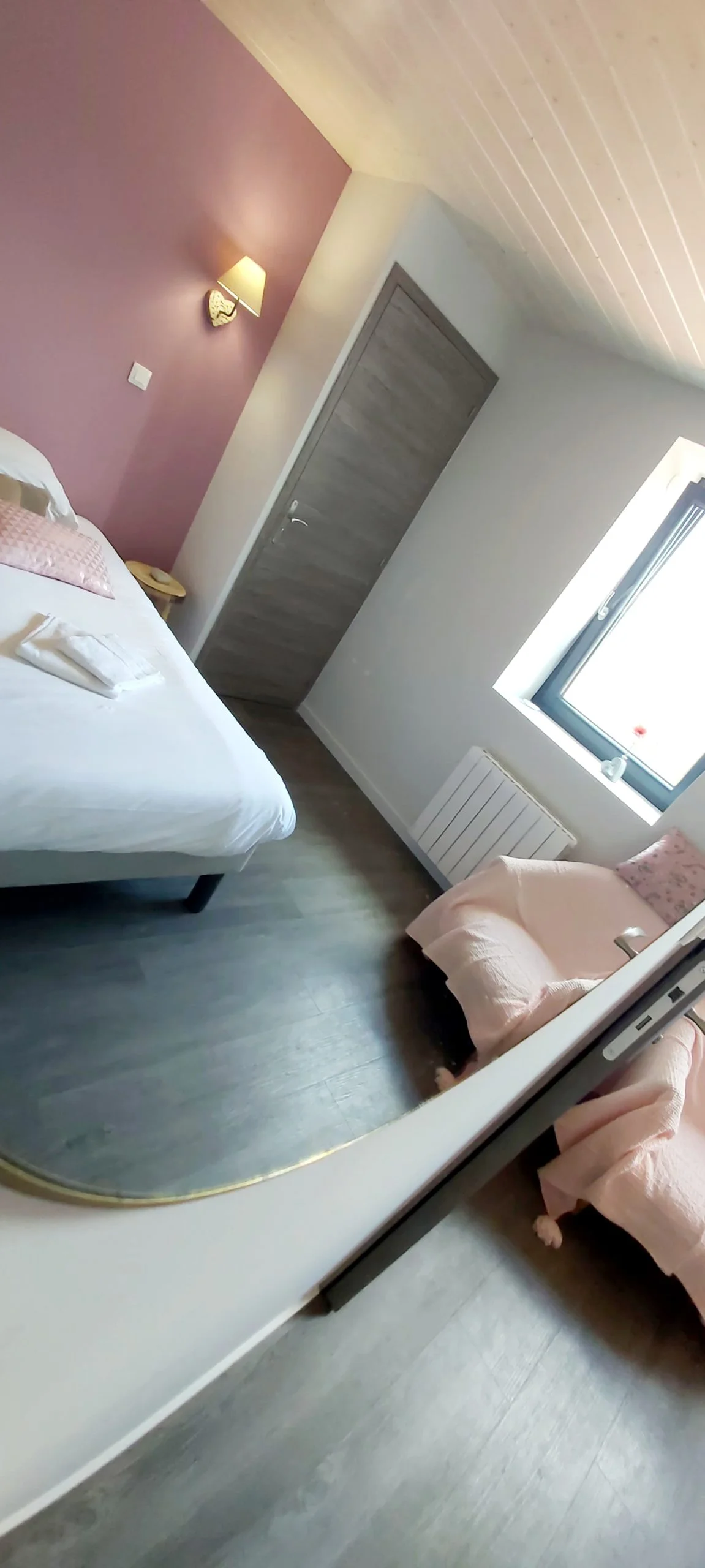 Chambre décorée avec goût et literie soignée dans le Domaine de Solémy à Bully