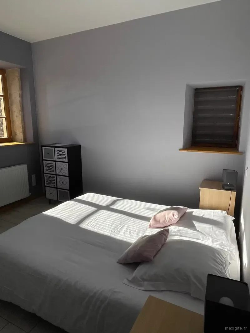 Chambre double du Domaine du Buisson avec literie confortable et décoration soignée