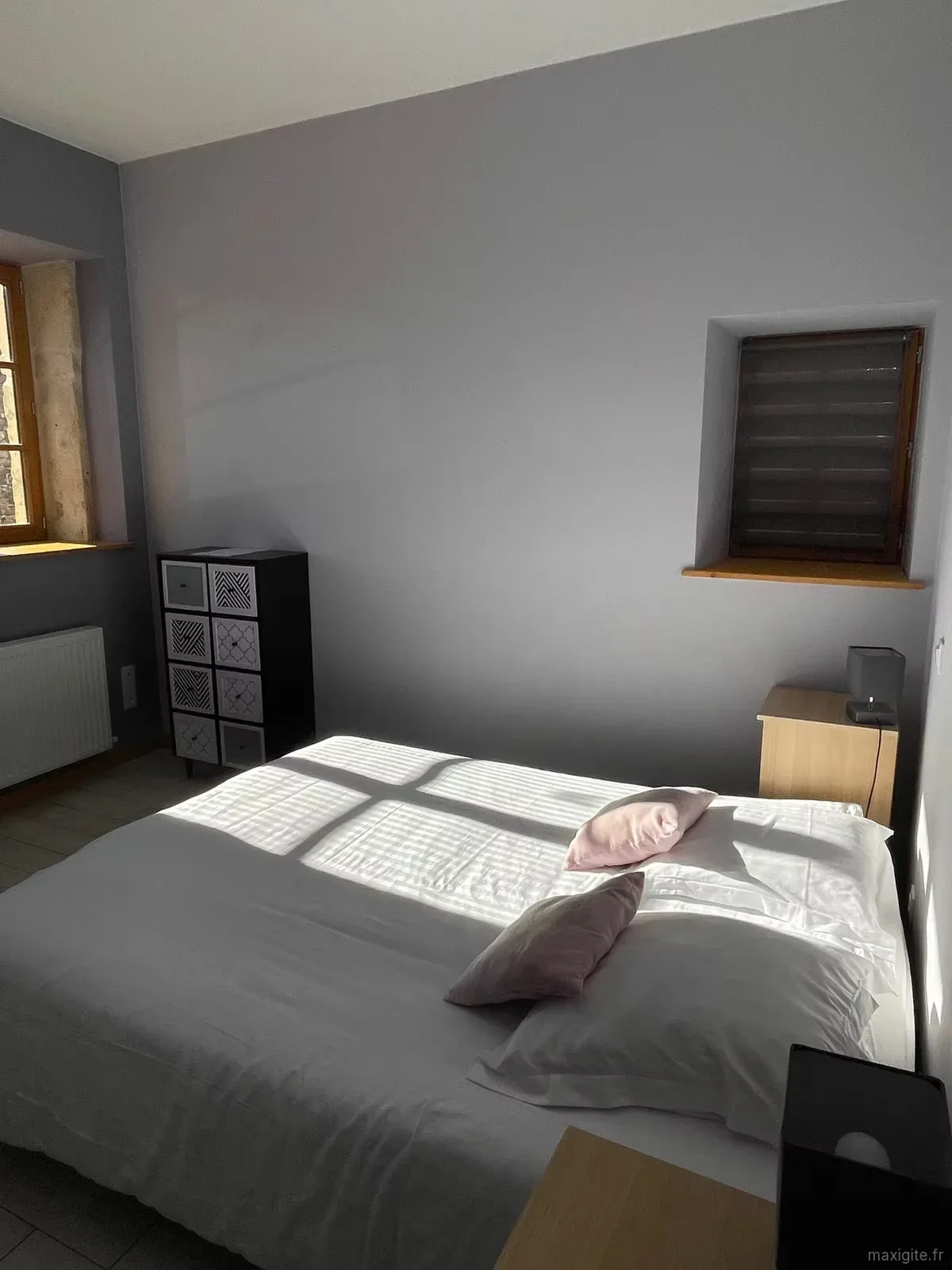 Chambre double du Domaine du Buisson avec literie confortable et décoration soignée