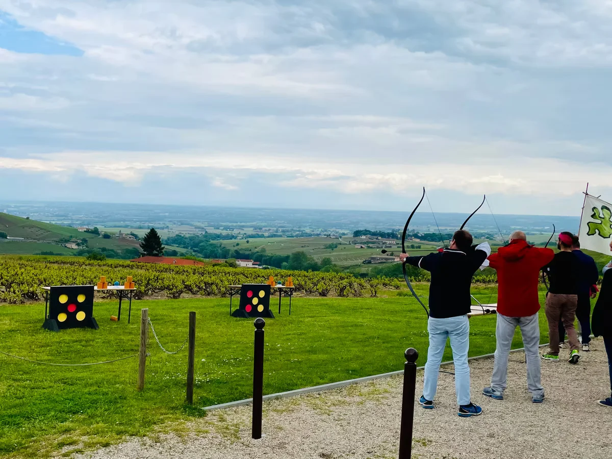 Activite de team building en exterieur sur la terrasse du domaine