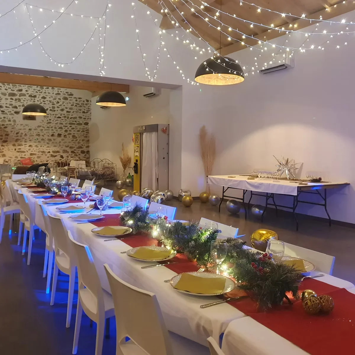 Table dressee pour une reception privee avec vaisselle et decoration soignee