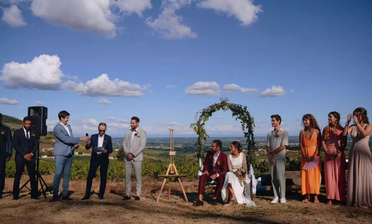 Espace exterieur amenage pour une ceremonie laique avec vue sur les vignes