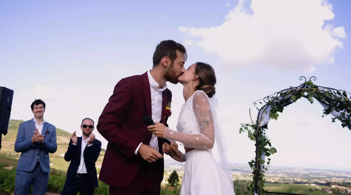 Mariage en plein air dans le jardin du domaine avec invites installes face aux vignes