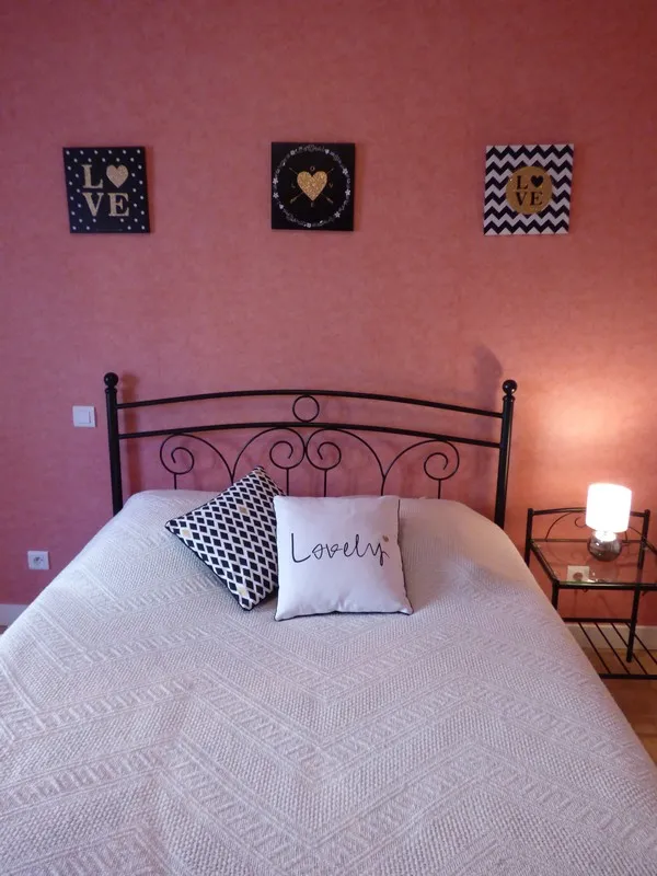 Chambre à coucher avec literie confortable