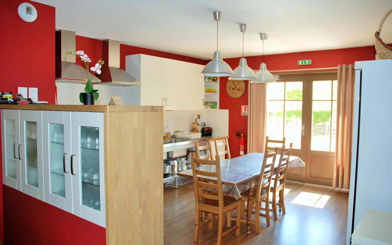Cuisine équipée de 25 m² avec plans de travail et rangements pour la gestion libre en groupe