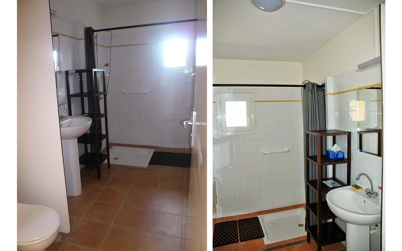 Salle de bain fonctionnelle du gîte avec douche et équipements pour personnes à mobilité réduite