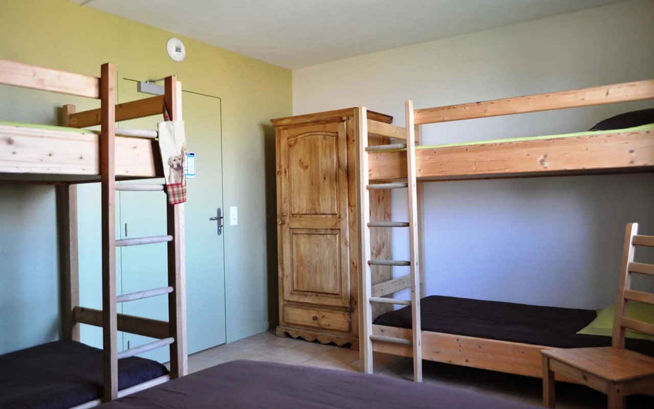 Deuxième chambre du gîte avec lit double et deux lits superposés pour six couchages
