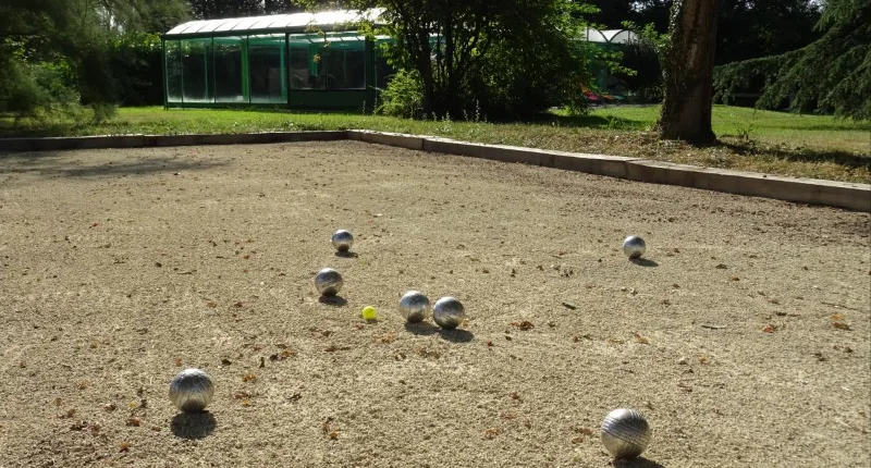 Terrain de pétanque et espace extérieur du domaine en bord de rivière, Neuillé-le-Lierre