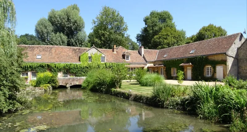 Façade principale du gîte de la Roue en Indre-et-Loire, 15 personnes, Touraine