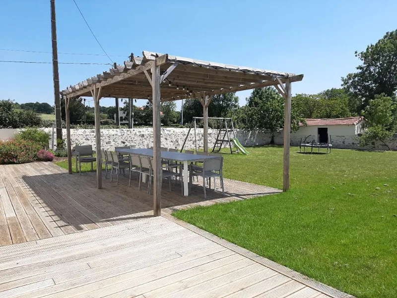 Piscine intérieure chauffée à 28°C et espace bien-être accessible toute l'année