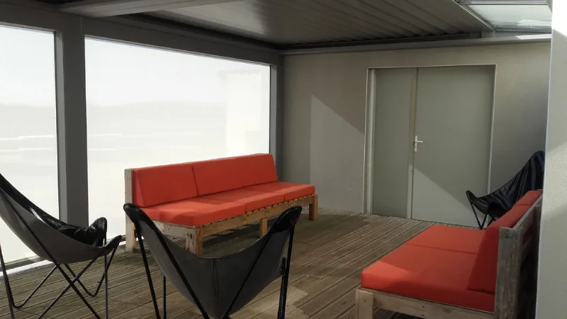 Chambre double avec salle d'eau privative et décoration chaleureuse aux poutres apparentes