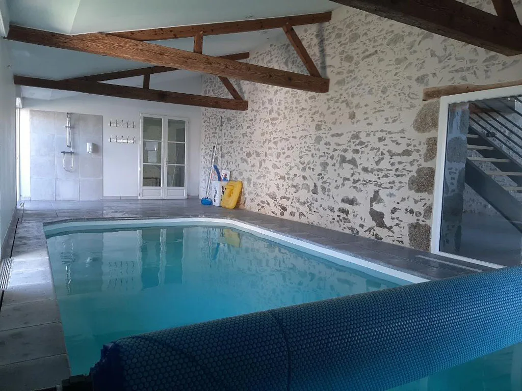 Gîte de groupe Le Val de Ry à Les Herbiers — Façade de l'ancienne ferme vendéenne rénovée avec jardin et terrasse extérieure, capacité 20 personnes