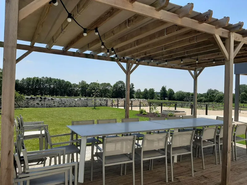 Spa extérieur 14 places chauffé avec terrasse et salon de jardin sur pelouse