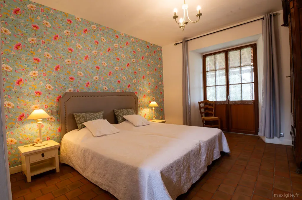 Chambre double avec literie confort et décoration soignée en pierres apparentes