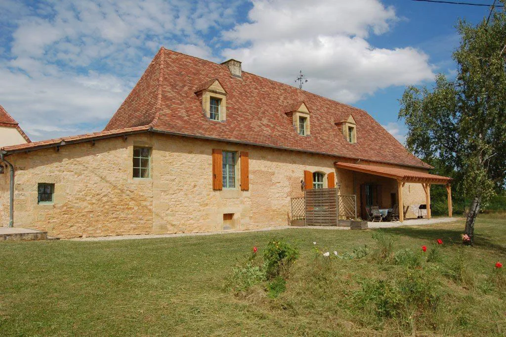 Gîte de groupe Domaine de la Gacherie à Saint Médard d'Excideuil — Piscine chauffée 12x6 m et terrasse de 200 m² avec vue sur le jardin du domaine, capacité 20 personnes